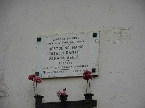 Lapide commemorativa a Bertolino, Tosalli e Venara, in ricordo dei caduti il 25 aprile 1944.