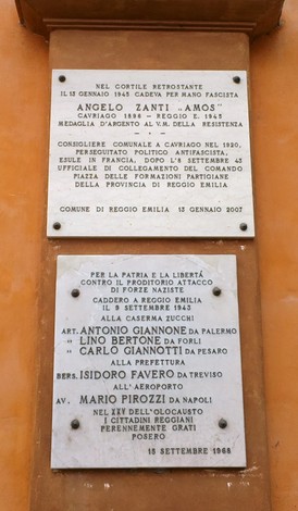 Lapide commemorativa ai militari caduti il 9 settembre, situata nel cortile di Reggio Emilia.