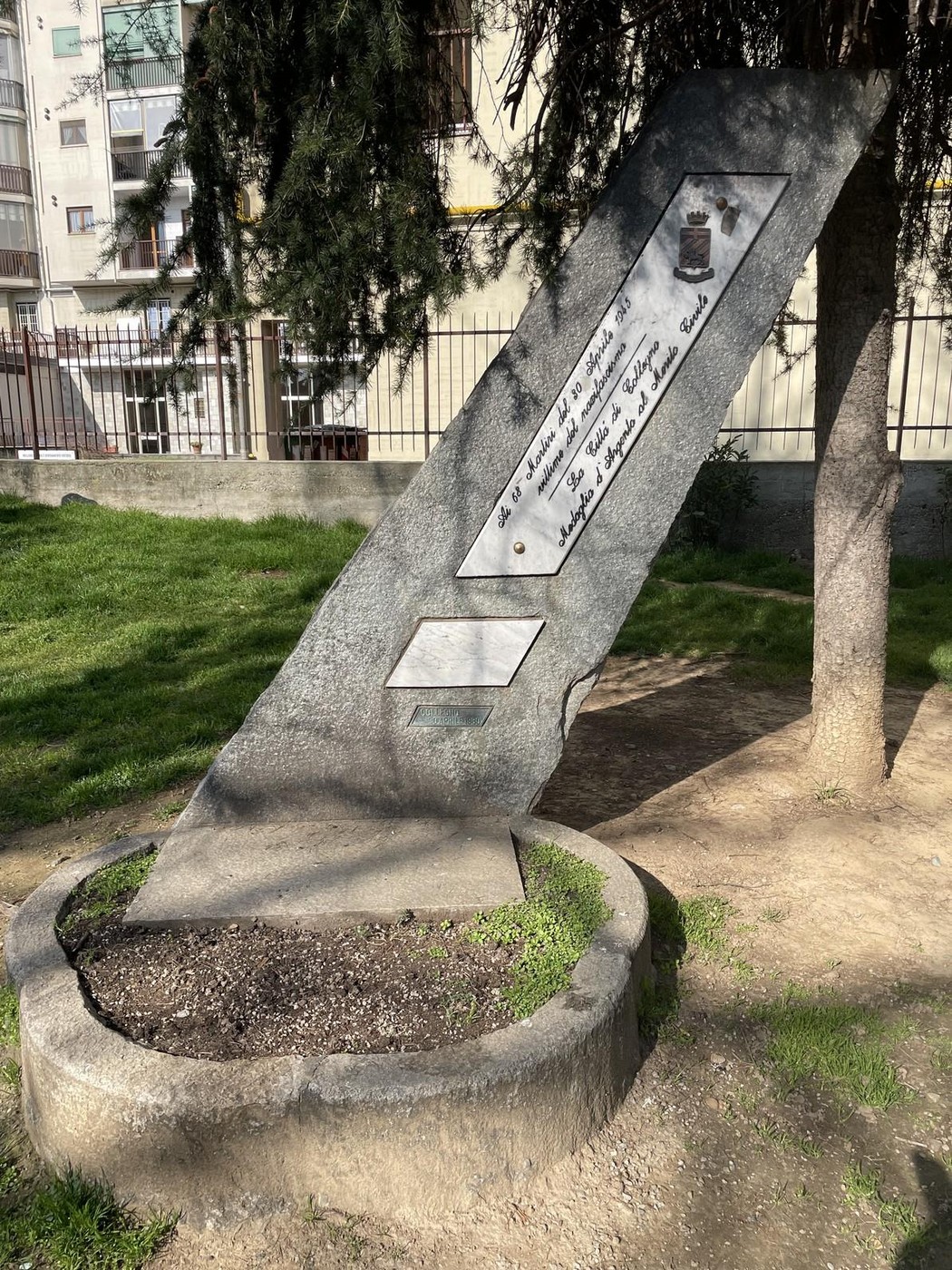 Monumento ai martiri del 30 aprile, commemorazione delle vittime in un contesto storico significativo.
