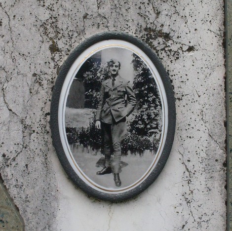 Ritratto di un soldato in uniforme, parte del Monumento a Pirozzi, simbolo di commemorazione e memoria.