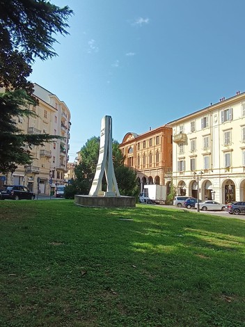 Monumento alla Resistenza, simbolo di memoria storica in un contesto urbano caratteristico e verdeggiante.
