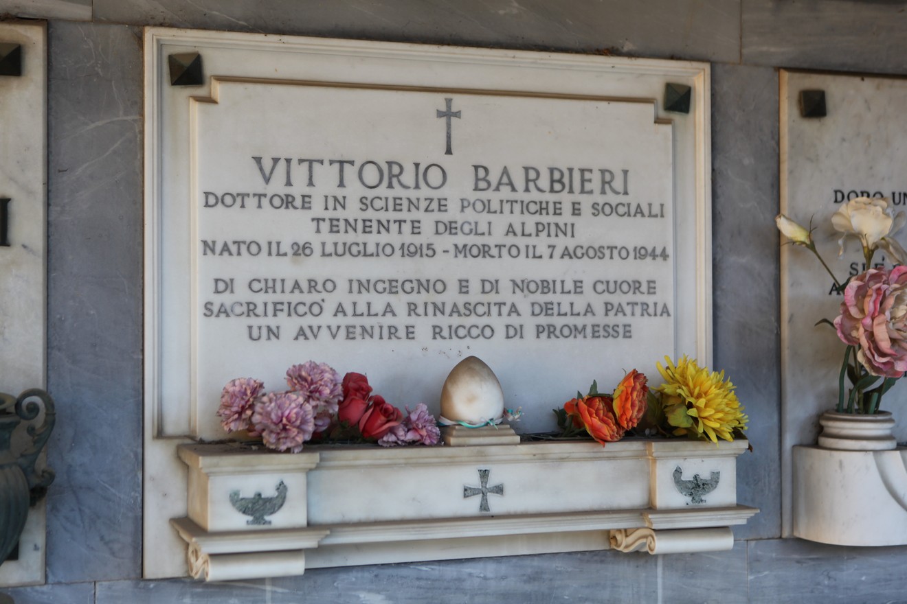 Sepolcro di Vittorio Barbieri, tenente degli Alpini, con decorazioni floreali e tributi commemorativi.