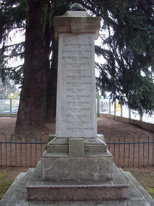 Monumento ai Caduti di Rivalta, dedicato ai soldati e alle vite perse in guerra, immerso nel verde.