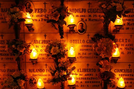 Cripta dei Deportati, commemorazione delle vittime con fiori e lumini, simbolo di memoria e speranza.