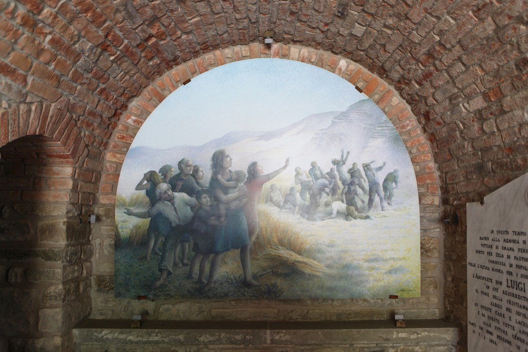L'interno dell'Ossario di Crespino del Lamone con un affresco che rappresenta scene di vita e sofferenza.