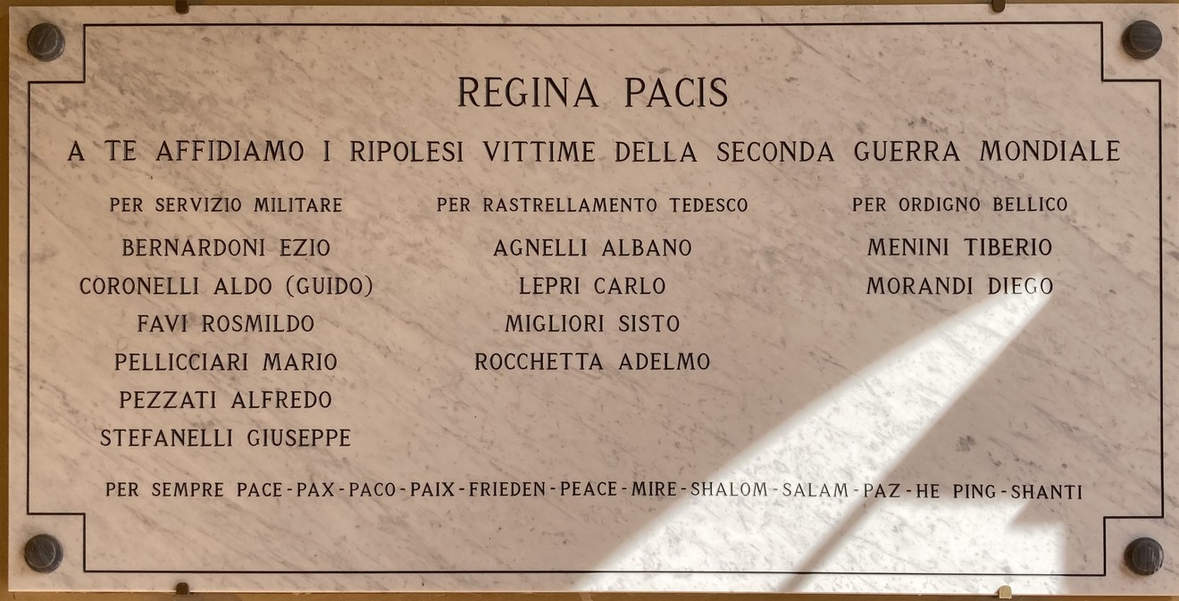 Lapide commemorativa dedicata ai caduti della Seconda Guerra Mondiale con nomi incisi in marmo.