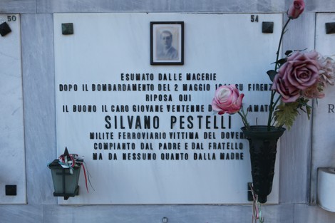Sepolcro di Silvano Pestelli, militare vittima del Dovere, commemorato in un mausoleo con fiori e fotografia.