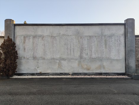 Monumento commemorativo che riporta i nomi dei deportati, realizzato in marmo e situato all'aperto.