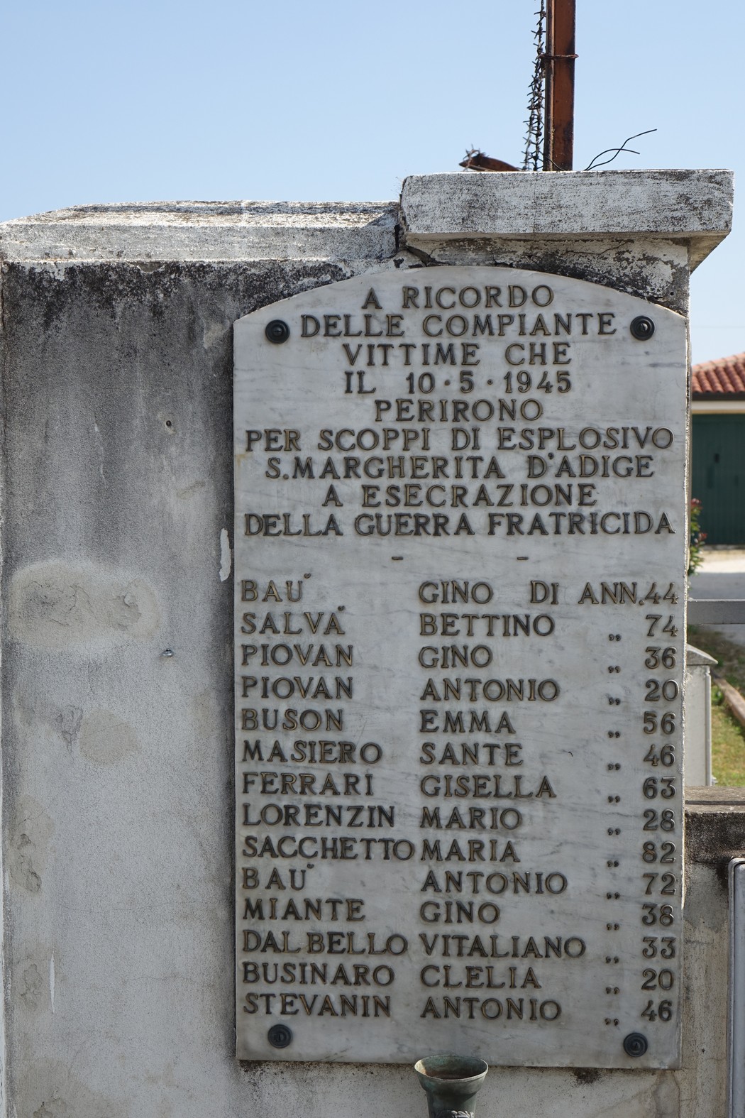 Lapide commemorativa per le vittime dell'esplosione del 10 maggio 1945 a S. Argherita.