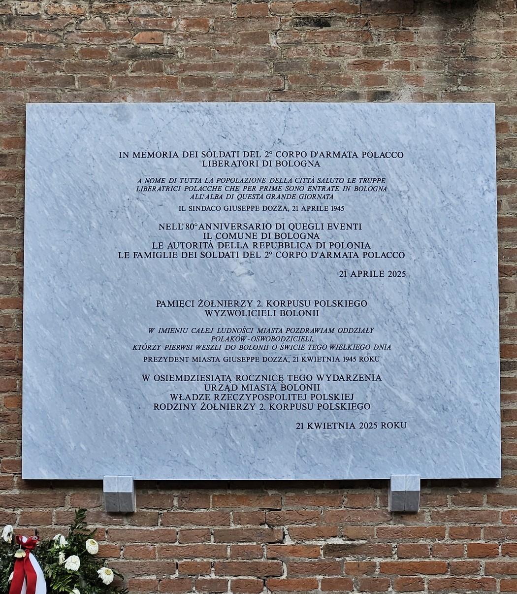 Lapide commemorativa dedicata ai soldati del 2° Corpo d'Armata Polacco a Bologna, con testi in italiano e polacco.