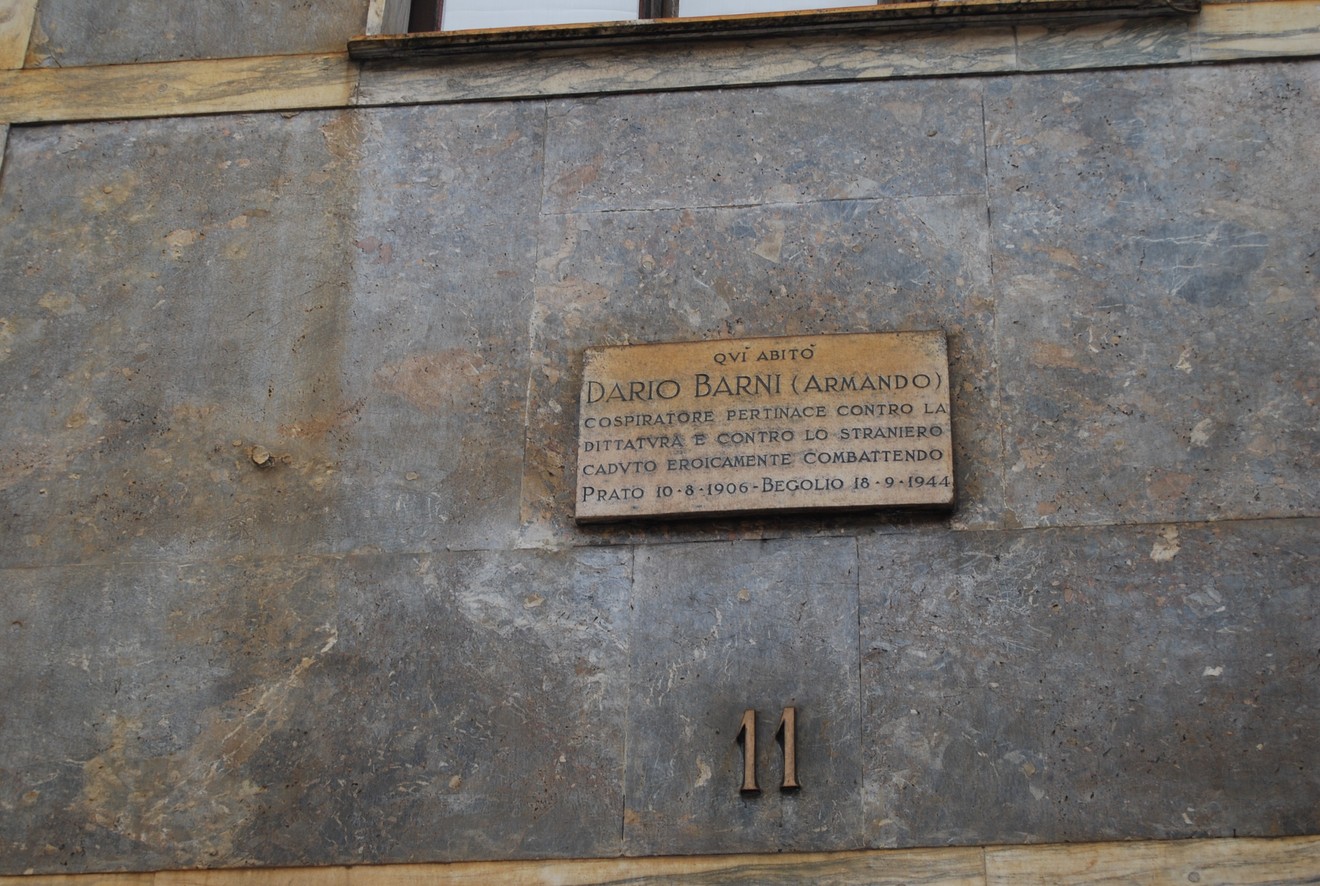 Lapide commemorativa dedicata a Dario Barni, partigiano caduto nella resistenza contro il fascismo.