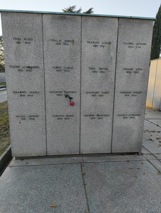 Monumento commemorativo con nomi e date di persone scomparse, situato nel Campo della Gloria.