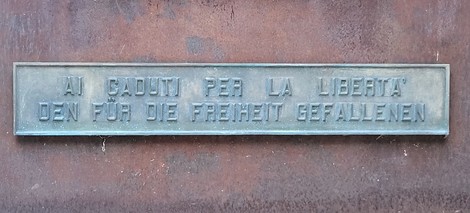 Monumento ai Caduti per la Libertà, un tributo commemorativo con dettagli artistici e storico-culturali.
