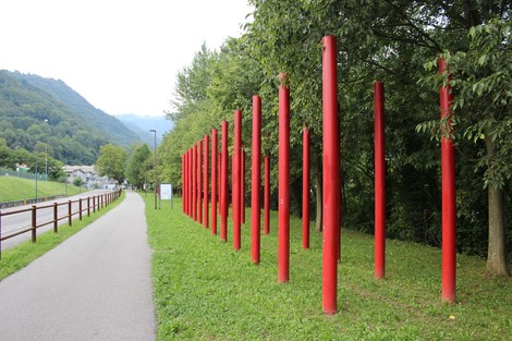 Memoriale dedicato agli eventi del 29 gennaio 1945, composto da colonne rosse in un contesto naturale.