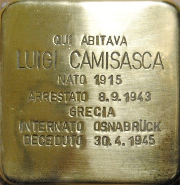 Pietra d'inciampo dorata incassata nella pavimentazione, con iscrizione dedicata a Luigi Camisasca.