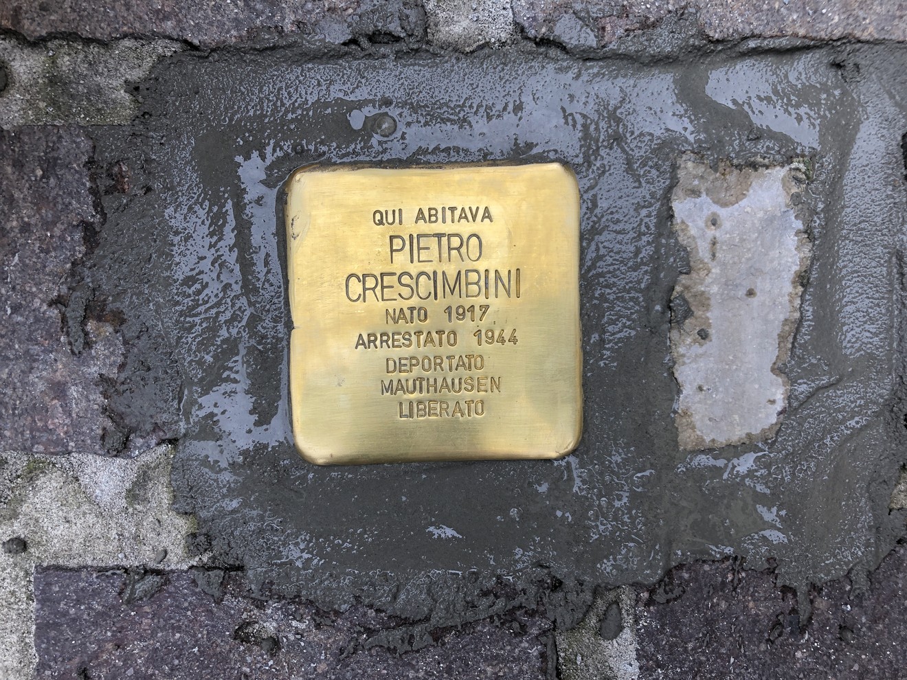 Pietra d'inciampo in memoria di Pietro Crescimbeni, deportato nel 1944, per non dimenticare il passato.
