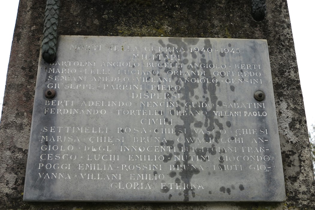 Obelisco commemorativo ai caduti di San Piero a Sieve, Italia, dedicato ai militari della Seconda Guerra Mondiale.