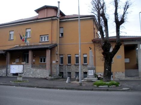 Monumento ai caduti partigiani di Bagnaria, commemorazione della Resistenza e sacrificio per la libertà.