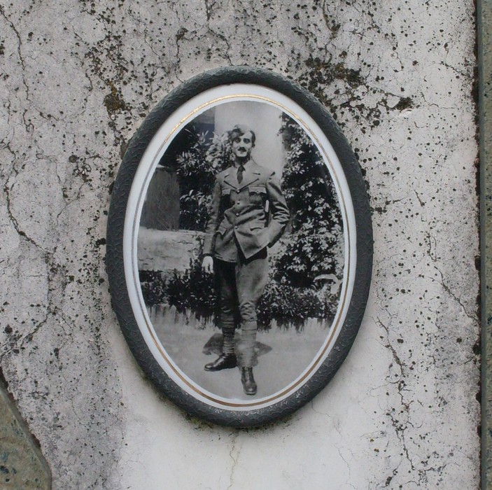 Ritratto di un soldato in uniforme, parte del Monumento a Pirozzi, simbolo di commemorazione e memoria.