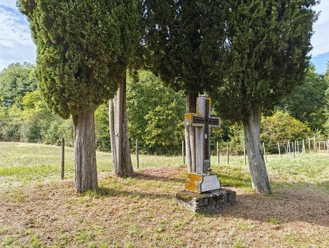 Croce a Bencini, monumento circondato da alberi, immerso nella natura italiana.