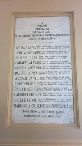 Lapide commemorativa in onore dei partigiani caduti per la liberazione d'Italia. Montecchio Emilia, 1945.