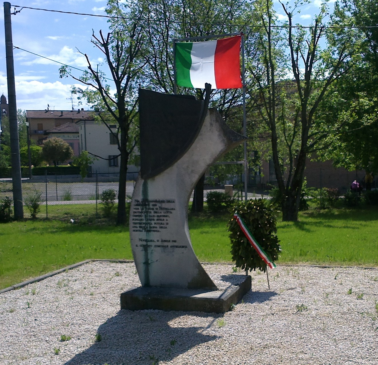 Monumento che celebra il coraggio e il sacrificio delle donne nella Resistenza italiana.