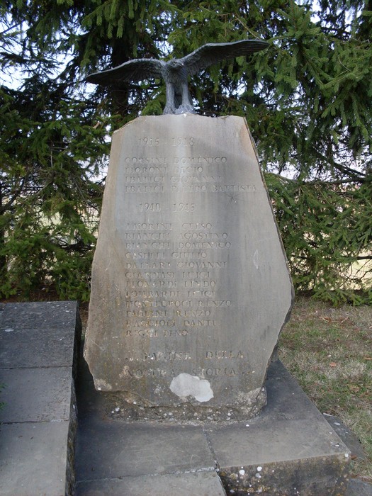 Monumento ai Caduti di Corneto, dedica commemorativa con un'aquila e nomi di soldati di guerra.
