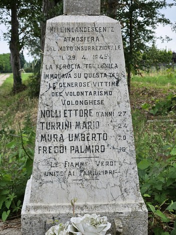 Cippo commemorativo dedicato a Nolli, Turrini, Mura e Freddi, eroi del moto insurrezionale del 1945.