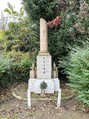 Monumento ai caduti di San Martino Secchia, commemorazione storica immersa nel verde.
