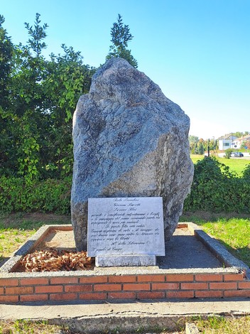 Monumento commemorativo con grande pietra e base in mattoni, dedicato a Barachini, Barsotti e Selmi.