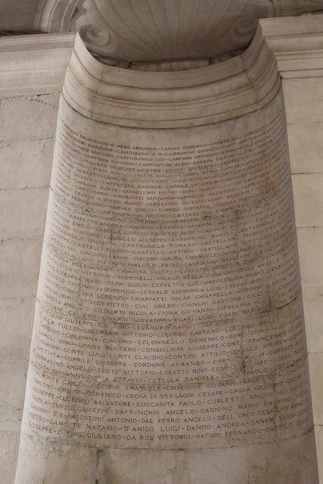 Dettagli del "Sacrario del Ponte Monumentale", evidenziando la maestosità architettonica e le iscrizioni commemorative.