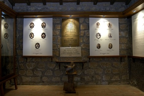 Targa commemorativa ai martiri di Palestrina, con ritratti e informazioni storiche. Memoria e riconoscimento.