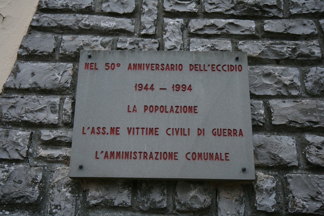 Cappella dei Martiri, memoriale dedicato alle vittime di un eccidio, con iscrizioni commemorative sullo stile architettonico.