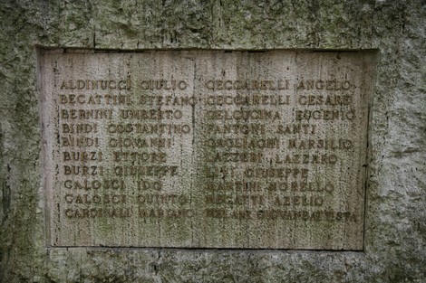 Monumento commemorativo dedicato ai caduti di Ambra con l'elenco dei nomi incisi su una placca.