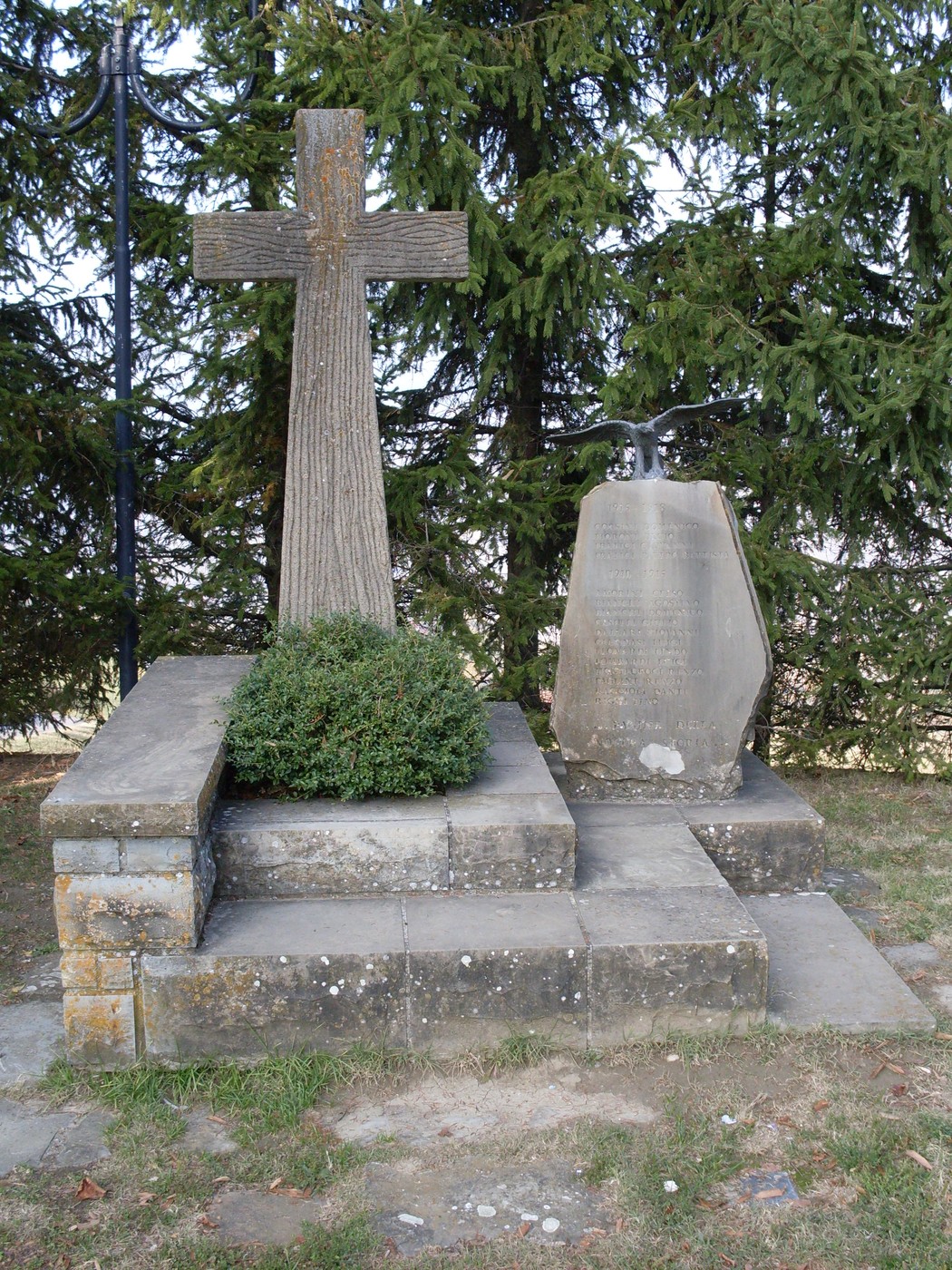 Monumento ai Caduti di Corneto, commemorazione in onore dei caduti con croce e stele in pietra.