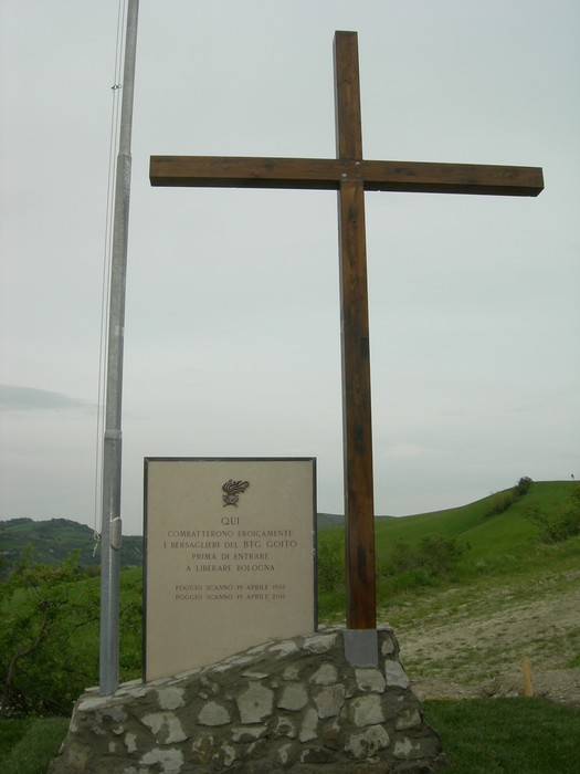 Monumento ai bersaglieri caduti, con una croce in legno e una stele commemorativa, immerso nella natura a Poggio Scanno.