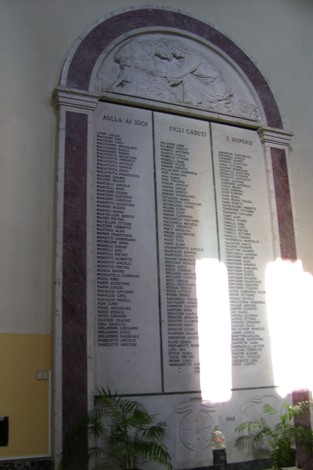 Monumento dedicato ai caduti, con nomi incisi su una parete in memoria degli eroi.