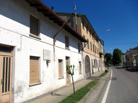 Lapide commemorativa dedicata ai caduti di Zerbo, su facciata di edificio lungo la strada.