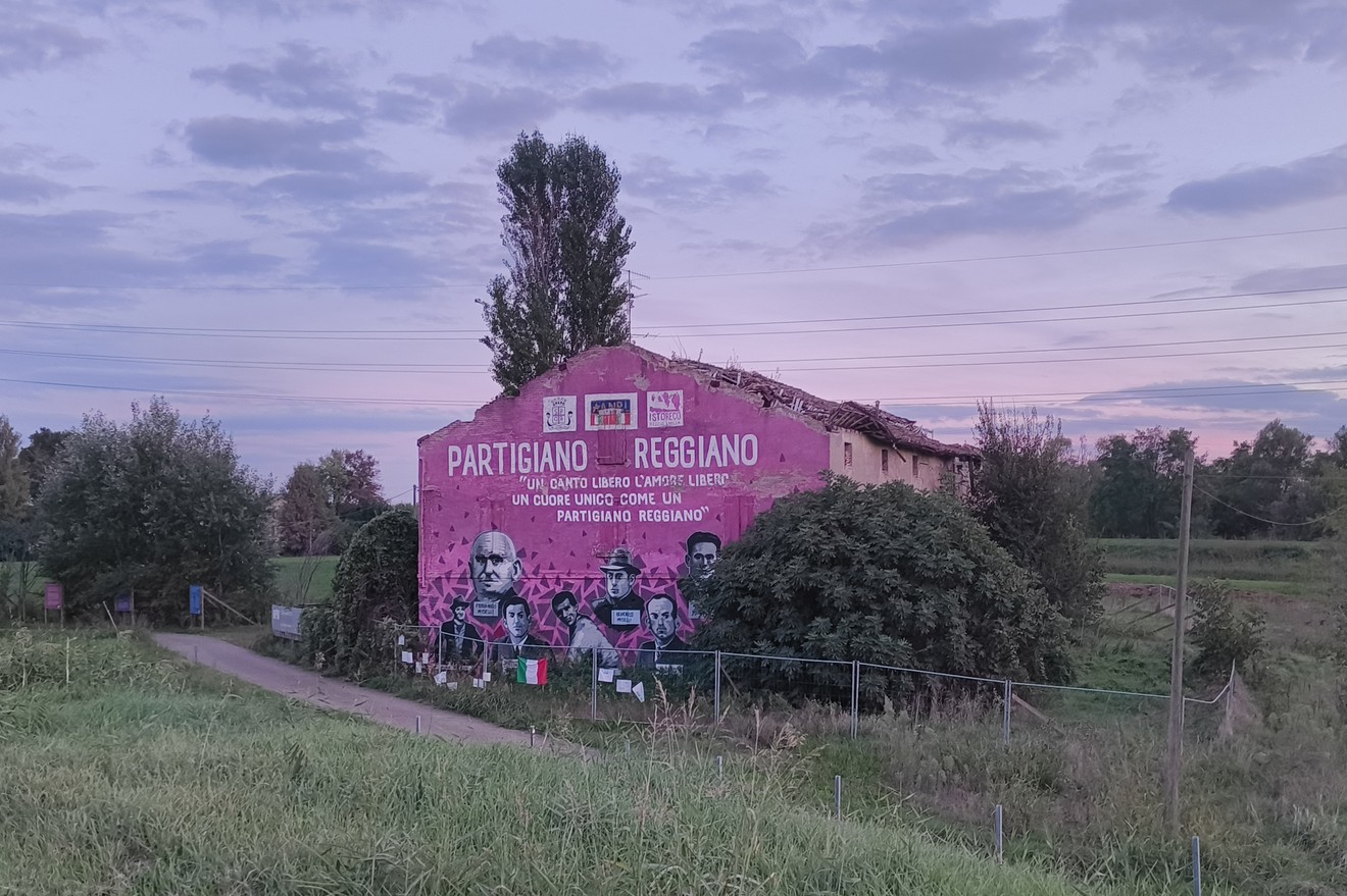 Murale commemorativo dei partigiani reggiani, simbolo di libertà e resistenza storica.