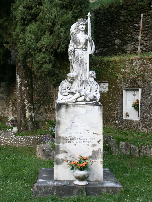 Monumento commemorativo nel Parco della memoria di Terrinca, in onore dei caduti. Atmosfera di riflessione e memoria.