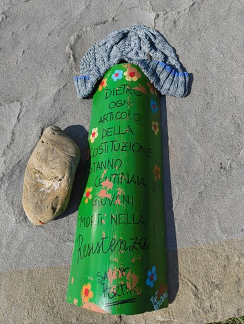 Monumento ai partigiani caduti a Monte Sabbiuno, commemorazione della resistenza e della lotta per la libertà.