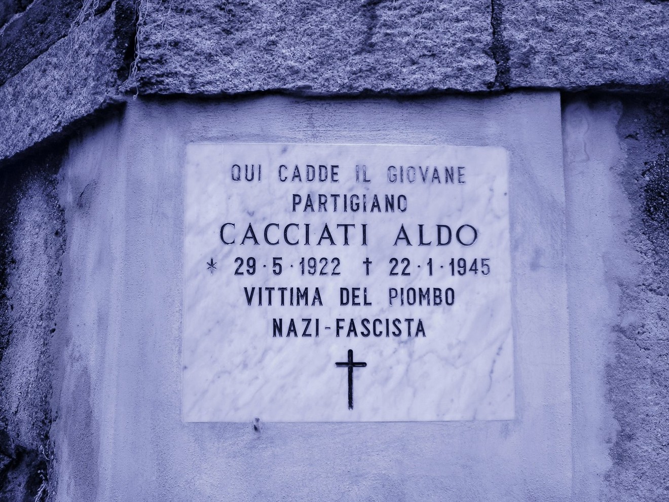 Lapide commemorativa dedicata al partigiano Aldo Cacciati, vittima del nazifascismo.