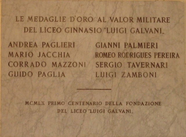 Lapide commemorativa dedicata ai caduti del liceo Galvani, con nomi incisici su pietra.