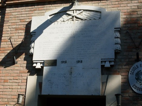 Lapide commemorativa ai caduti di Codemondo, in memoria dei soldati sacrificatisi durante la guerra.