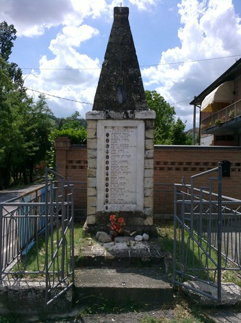 Monumento ai Caduti di Fagiano, in memoria dei soldati, con fiori e targa commemorativa.