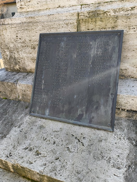 Monumento ai caduti di Casalguidi, commemorazione delle vittime di guerra con una targa in memoria.