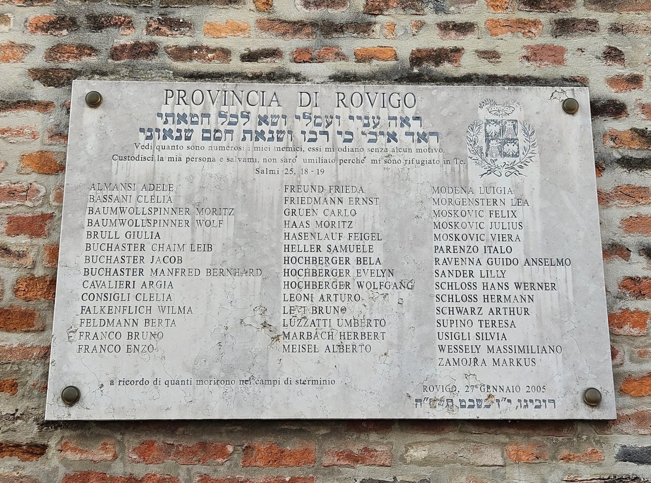 Lastra commemorativa dedicata agli ebrei di Rovigo deportati durante la Seconda guerra mondiale.