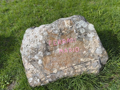 Monumento ai partigiani caduti, Monte Sabbiuno: una pietra dedicata alla memoria di Mario Ferrari.
