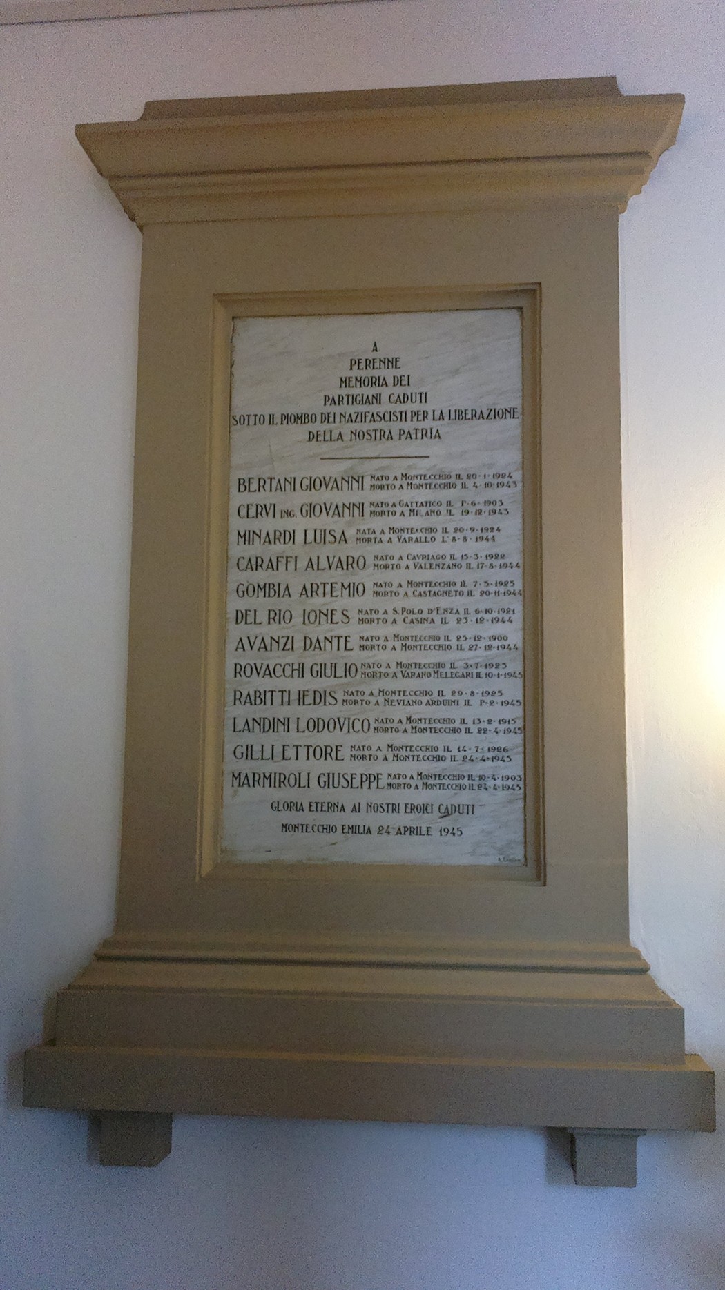 Lapide commemorativa dedicata ai caduti partigiani, simbolo di resistenza e libertà.