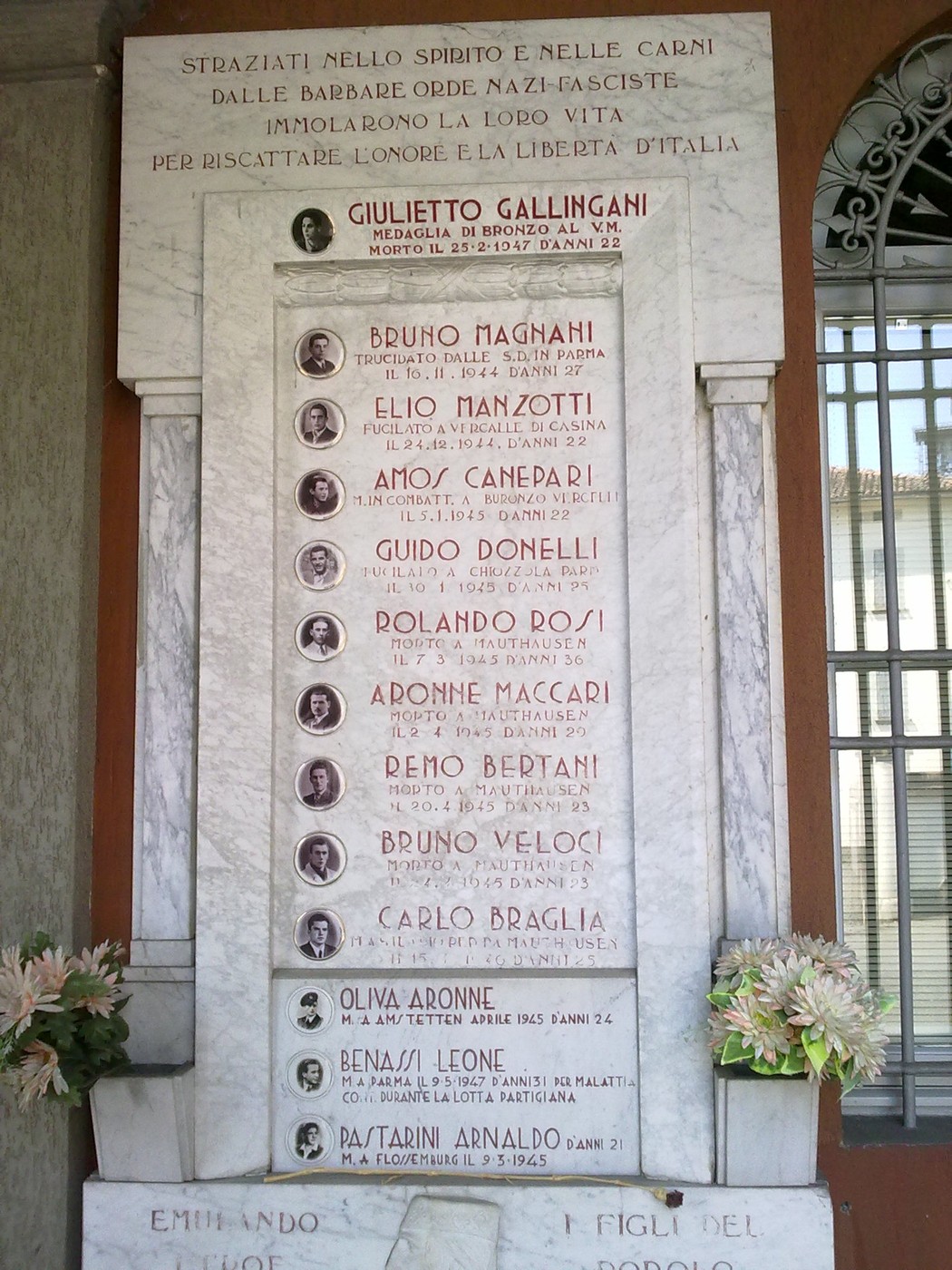 Lapide commemorativa dedicata ai caduti della Liberazione di Sant'Ilario d'Enza, onorando i una memoria storica.